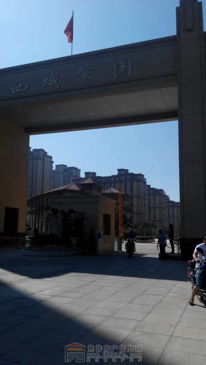 小区大门口