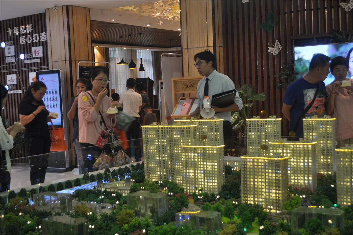 置业顾问耐心解答客户问题