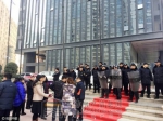 楼盘延期交房 保安持防爆盾