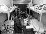 大学生求职160平公寓摆30个铺位 躲在被窝哭泣