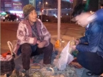 为给儿子攒钱买房 七旬老太深夜街头摆摊卖菜