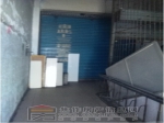 市贸易大厦消防疏散通道被堵 深埋消防隐患
