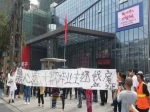 这个十一，焦作远大未来城上头条了，业主与保安上演撕扯大战！
