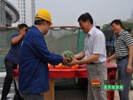副市长贾书君视察房地产交易综合市场并看望农民工【图】