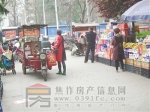 小贩占道摆摊 这种情况该怎么办？