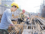 市正大国贸中心建设工地上正在紧张施工