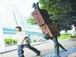 “房奴雕塑”现身厦门街头